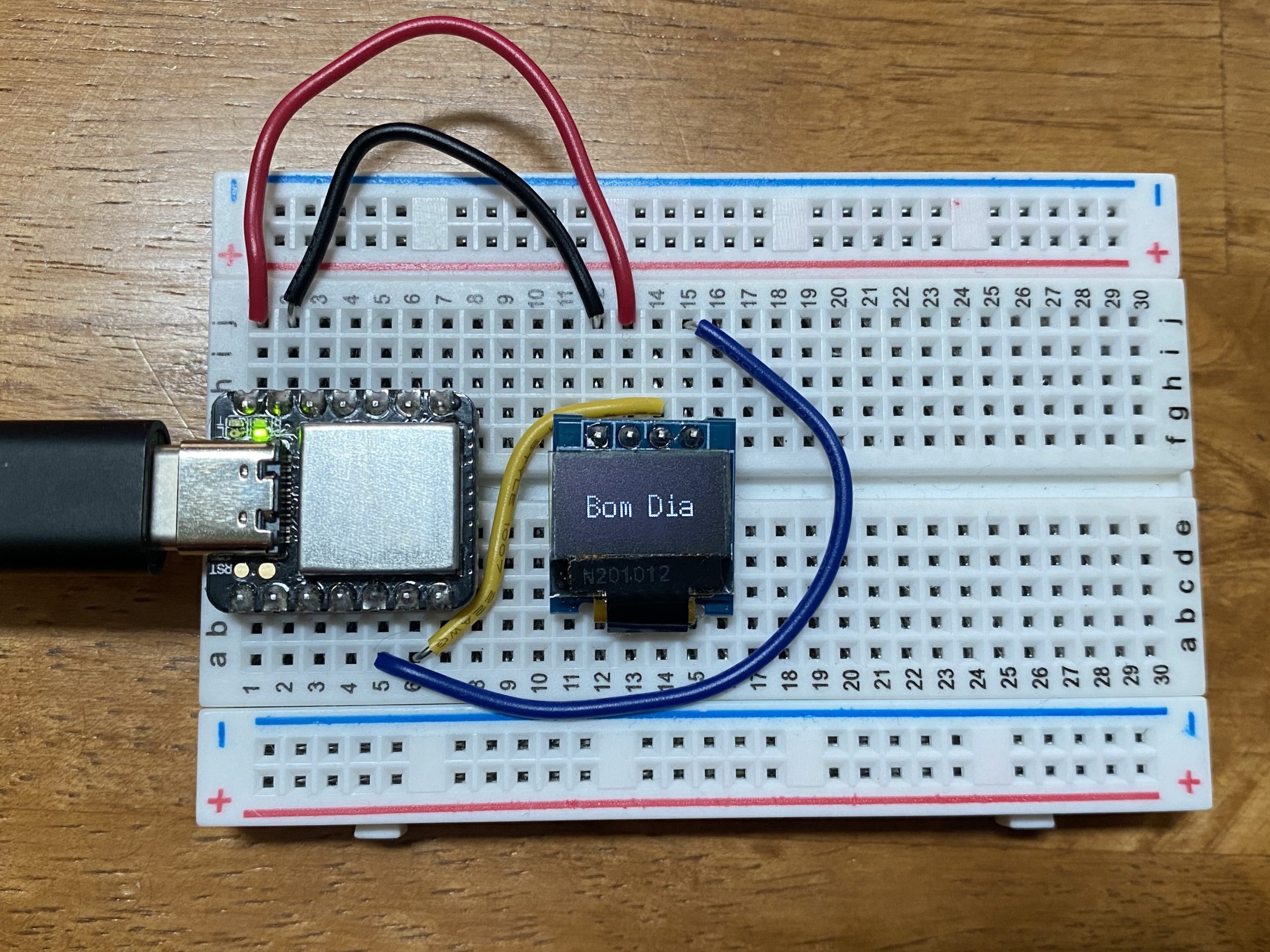 Seeeduino XIAO com OLED 128x64 na protoboard exibindo texto via I2C e U8g2